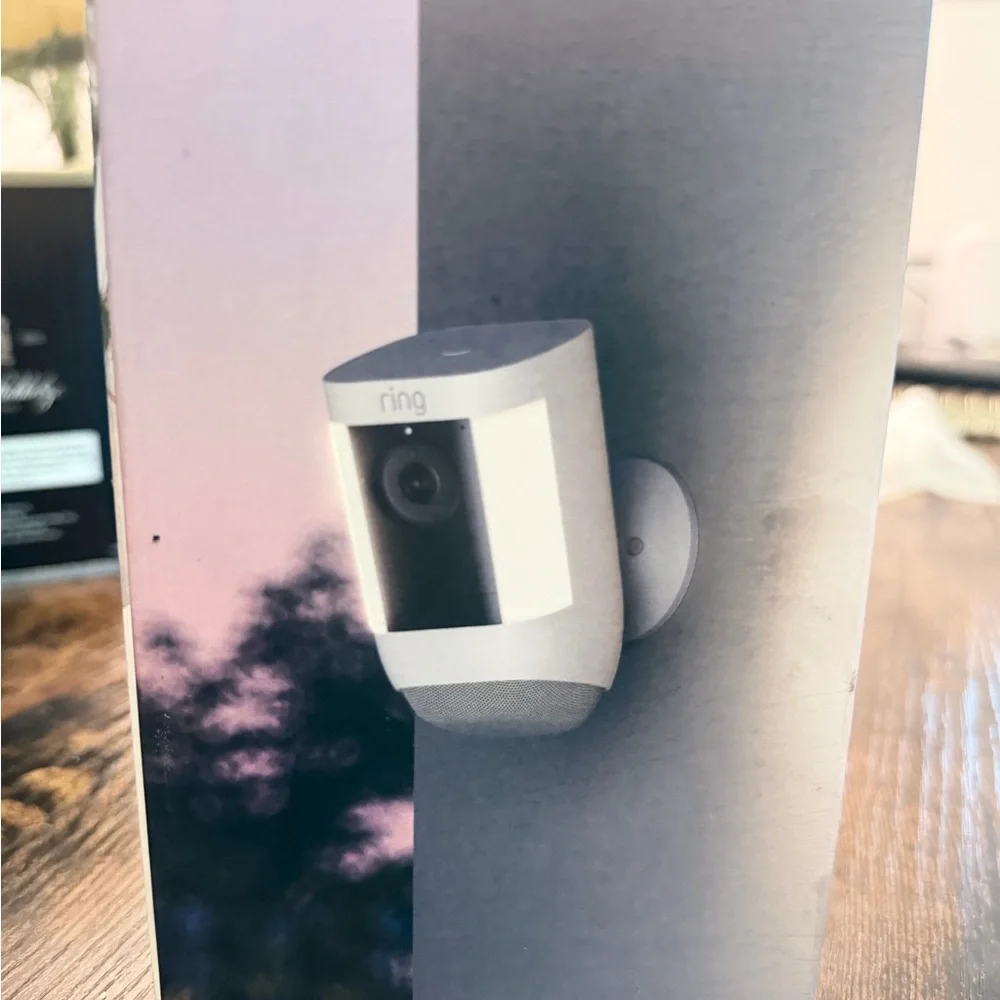 Ring Spotlight Cam Pro, Battery with extra Quick Release Battery
